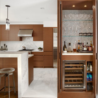 Foto de bar en casa lineal, actual, pequeño, sin pila, con puertas de armario de madera oscura, salpicadero multicolor, suelo de madera en tonos medios, encimera de acrílico, suelo marrón y armarios abiertos