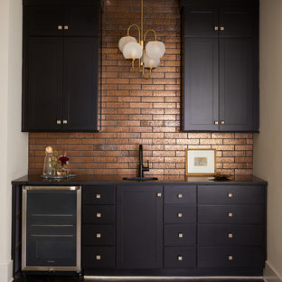 Immagine di un angolo bar con lavandino design con ante in stile shaker, ante nere, paraspruzzi con piastrelle diamantate, parquet scuro e pavimento nero