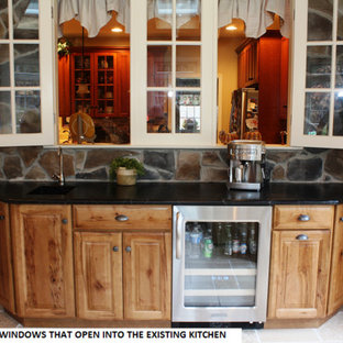 75+ Hausbars mit verzierten Schränken und Speckstein-Arbeitsplatte