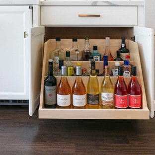 Ispirazione per un angolo bar senza lavandino chic di medie dimensioni con nessun lavello, ante con riquadro incassato, ante bianche, top in quarzo composito, paraspruzzi bianco, paraspruzzi in marmo, parquet scuro, pavimento marrone e top bianco