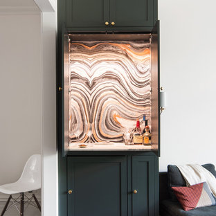Modelo de bar en casa lineal, tradicional renovado, pequeño, sin pila, con armarios estilo shaker, salpicadero multicolor, suelo de madera en tonos medios, puertas de armario grises, encimera de mármol, salpicadero de losas de piedra y suelo marrón