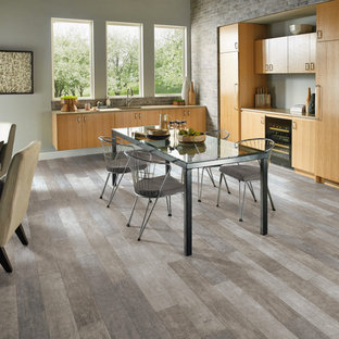 Ispirazione per un ampio angolo bar con lavandino tradizionale con lavello sottopiano, ante lisce, ante in legno chiaro, top in quarzo composito, paraspruzzi grigio, paraspruzzi con piastrelle in ceramica, pavimento in vinile e pavimento beige