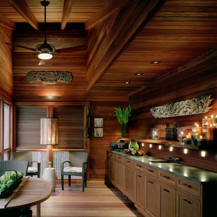 Foto de bar en casa lineal, asiático, con puertas de armario de madera en tonos medios y salpicadero de madera