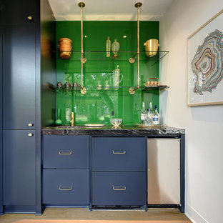 Ispirazione per un angolo bar con lavandino classico di medie dimensioni con lavello integrato, ante lisce, ante blu, paraspruzzi verde, paraspruzzi con lastra di vetro, parquet chiaro, pavimento beige e top in marmo