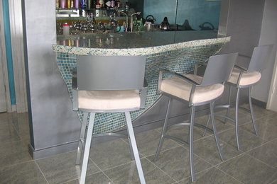 Modelo de bar en casa con barra de bar de galera minimalista de tamaño medio con fregadero bajoencimera, salpicadero azul, salpicadero con mosaicos de azulejos y suelo de mármol