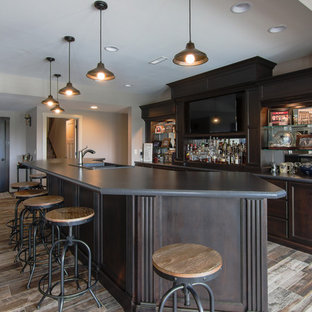 Esempio di un grande angolo bar con lavandino country con lavello da incasso, ante con riquadro incassato, ante in legno bruno, paraspruzzi con lastra di vetro, pavimento con piastrelle in ceramica, pavimento multicolore, top grigio e top in laminato