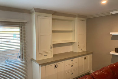 Example of a classic home bar design in Raleigh