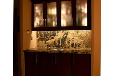 This is an example of a contemporary home bar in Houston.