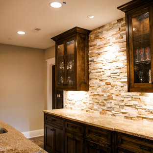 Esempio di un angolo bar con lavandino classico di medie dimensioni con lavello sottopiano, ante in stile shaker, ante in legno bruno, top in granito, paraspruzzi beige, paraspruzzi con piastrelle in pietra, pavimento in ardesia, pavimento grigio e top multicolore