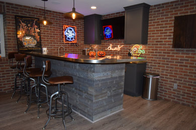 Example of an eclectic home bar design in Columbus
