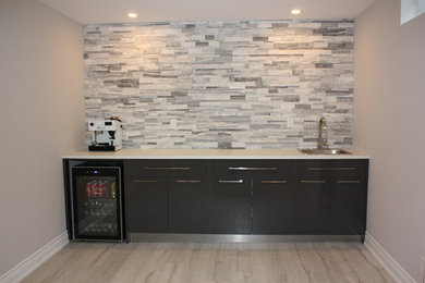 Example of a home bar design in Toronto