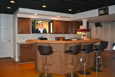 Home bar - traditional home bar idea in Cleveland