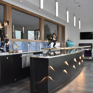 Ispirazione per un grande bancone bar contemporaneo con lavello sottopiano, ante lisce, top in quarzite, paraspruzzi blu, paraspruzzi con lastra di vetro, pavimento con piastrelle in ceramica, ante nere, pavimento grigio e top multicolore
