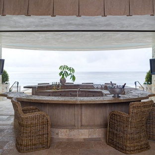 Idee per un bancone bar mediterraneo con ante con riquadro incassato e ante in legno scuro
