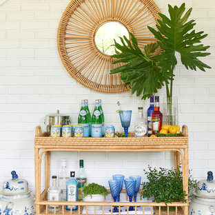 Modelo de bar en casa con carrito de bar marinero con puertas de armario beige