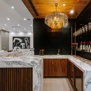 Ispirazione per un grande bancone bar minimal con lavello integrato, ante lisce, ante in legno bruno, top in marmo e parquet chiaro