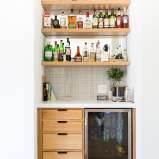 Ispirazione per un angolo bar contemporaneo con ante lisce, ante in legno scuro, pavimento in legno massello medio, pavimento marrone e top bianco