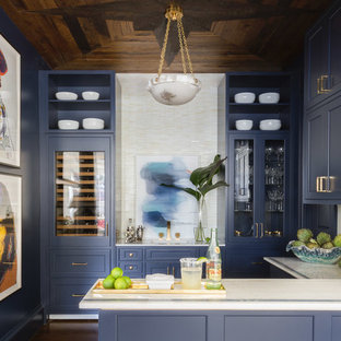 Immagine di un angolo bar con lavandino chic con lavello integrato, ante in stile shaker, ante blu, paraspruzzi bianco, parquet scuro, pavimento marrone e top bianco