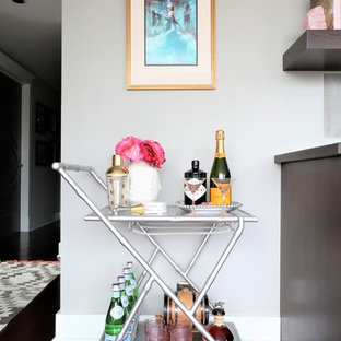 Diseño de bar en casa con carrito de bar tradicional renovado, pequeño, con suelo de madera oscura y suelo marrón