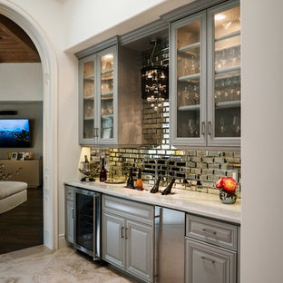 Immagine di un ampio angolo bar con lavandino classico con lavello sottopiano, ante con riquadro incassato, ante grigie, top in quarzo composito, paraspruzzi multicolore, paraspruzzi a specchio, pavimento in travertino, pavimento beige e top bianco