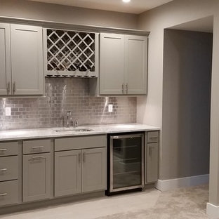 Immagine di un angolo bar con lavandino american style di medie dimensioni con lavello sottopiano, ante in stile shaker, ante grigie, top in marmo, paraspruzzi grigio, paraspruzzi con piastrelle di metallo, moquette e pavimento beige