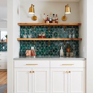 Foto de bar en casa lineal, tradicional renovado, sin pila, con puertas de armario blancas, salpicadero de azulejos de cerámica, armarios con paneles empotrados, salpicadero gris, suelo de madera clara, suelo beige y encimeras grises