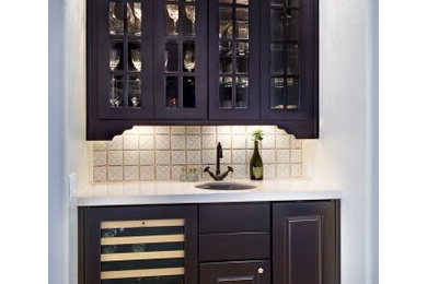 Inspiration for a modern home bar remodel in Phoenix