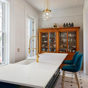 Idee per un grande bancone bar classico con ante in legno scuro, top in marmo, paraspruzzi blu, pavimento in marmo, paraspruzzi con piastrelle diamantate, pavimento bianco e top bianco