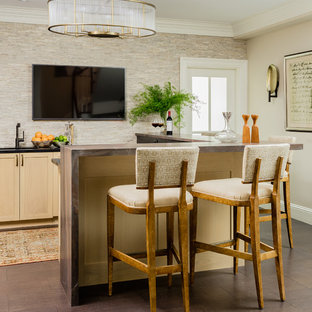 Idee per un bancone bar chic con pavimento in bambù, pavimento marrone, ante in stile shaker, ante in legno chiaro, paraspruzzi beige e paraspruzzi con piastrelle in pietra