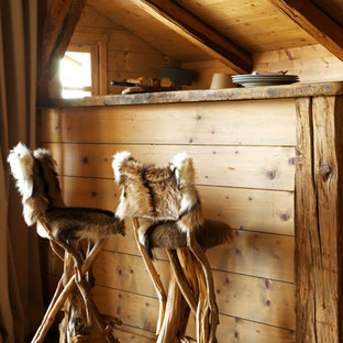 Exemple d'un petit bar de salon montagne avec des tabourets et un sol en bois clair.