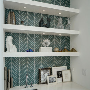Esempio di un piccolo angolo bar con lavandino minimal con lavello sottopiano, ante lisce, ante bianche, top in superficie solida, paraspruzzi blu e paraspruzzi con piastrelle in ceramica