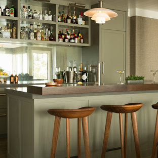 Idee per un bancone bar costiero con ante in stile shaker, ante verdi, top in legno, paraspruzzi a specchio, pavimento in legno massello medio, pavimento marrone e top marrone