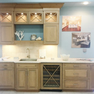 Idee per un angolo bar con lavandino costiero di medie dimensioni con lavello sottopiano, ante con bugna sagomata, ante in legno chiaro, top alla veneziana, paraspruzzi beige, paraspruzzi in travertino, pavimento in gres porcellanato e pavimento bianco