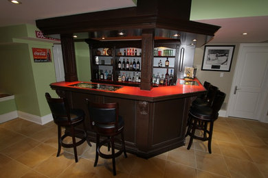 Example of a classic home bar design in Toronto