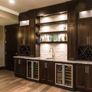 Ispirazione per un ampio angolo bar con lavandino design con lavello sottopiano, ante in stile shaker, ante in legno bruno, top in granito, paraspruzzi bianco, paraspruzzi con piastrelle in pietra e parquet chiaro