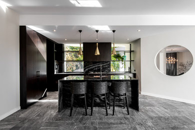 Cette image montre un bar de salon design avec un sol gris.