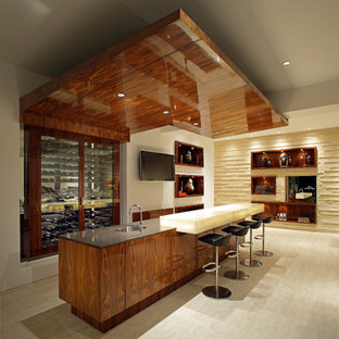Esempio di un bancone bar contemporaneo di medie dimensioni con lavello sottopiano, top in superficie solida, parquet chiaro e pavimento beige