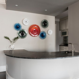 Ispirazione per un angolo bar con lavandino contemporaneo di medie dimensioni con lavello da incasso, top in granito, pavimento in compensato e pavimento marrone