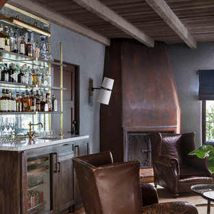 Foto de bar en casa bohemio con fregadero bajoencimera, armarios estilo shaker, puertas de armario de madera en tonos medios, suelo de baldosas de terracota y salpicadero con efecto espejo
