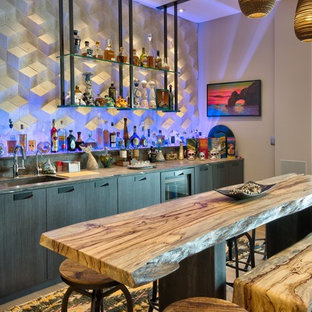 Imagen de bar en casa con fregadero contemporáneo con armarios con paneles lisos, puertas de armario negras, salpicadero verde y encimeras grises