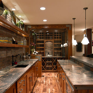 Idee per un grande bancone bar tradizionale con pavimento in legno massello medio, lavello sottopiano, ante in stile shaker e ante in legno scuro