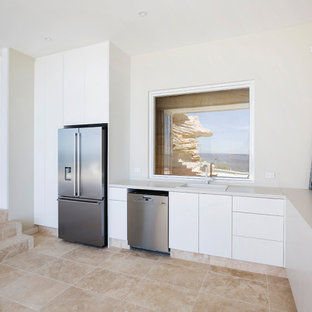 Inspiration pour un bar de salon sans évier nordique en L de taille moyenne avec un évier posé, un placard à porte plane, des portes de placard blanches, un plan de travail en quartz modifié, une crédence beige, une crédence en carreau de porcelaine, un sol en travertin, un sol beige et un plan de travail multicolore.