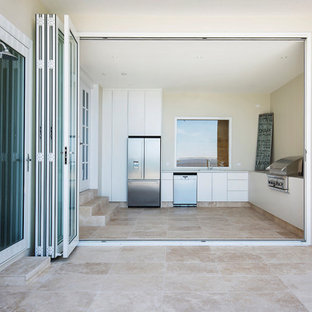 Exemple d'un bar de salon sans évier scandinave en L de taille moyenne avec un évier posé, un placard à porte plane, des portes de placard blanches, un plan de travail en quartz modifié, une crédence beige, une crédence en carreau de porcelaine, un sol en travertin, un sol beige et un plan de travail multicolore.