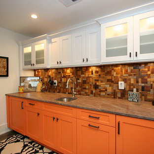 Idee per un angolo bar con lavandino classico con lavello sottopiano, ante in stile shaker, ante arancioni, paraspruzzi multicolore, paraspruzzi in legno e parquet scuro