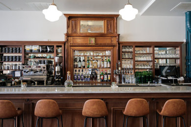 Diseño de bar en casa con fregadero en L de estilo americano grande
