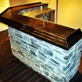 Idee per un angolo bar con lavandino stile rurale di medie dimensioni con lavello sottopiano, top piastrellato e parquet scuro