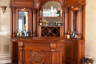 Diseño de bar en casa con barra de bar de galera clásico de tamaño medio sin pila con armarios con paneles con relieve, puertas de armario de madera oscura, encimera de madera, suelo laminado y suelo amarillo