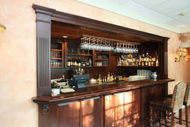 Home bar - traditional home bar idea in Philadelphia