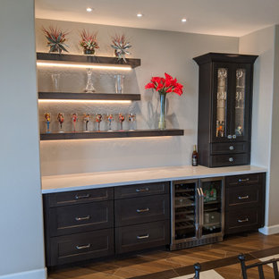 Immagine di un angolo bar senza lavandino american style con ante in stile shaker, ante in legno bruno, top in quarzite, pavimento in gres porcellanato, pavimento marrone e top bianco