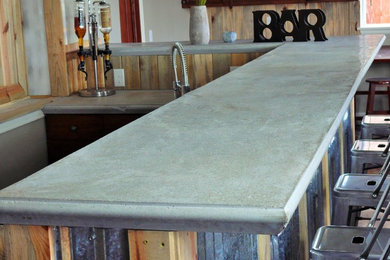 Exemple d'un bar de salon industriel avec un évier encastré, un plan de travail en béton et sol en béton ciré.